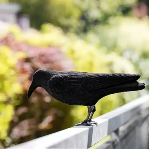 Corvo Repelente de Pombos colocado em uma varanda, ideal para proteger espaços externos contra aves indesejadas.