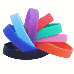 Oito pulseiras de silicone com citronela em várias cores, sobre um fundo branco, para uso no pulso ou tornozelo, afastando mosquitos de forma prática e natural.