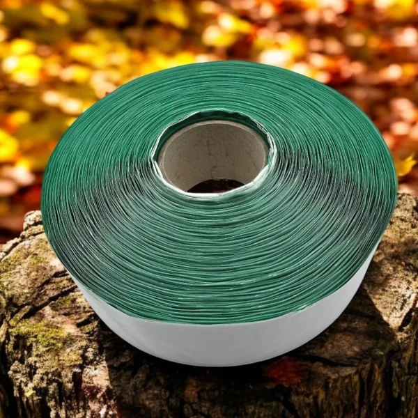 Rolo de cinta adesiva Bolttak Profissional de 100 metros, utilizado para criar uma barreira eficaz contra a lagarta processionária do pinheiro.